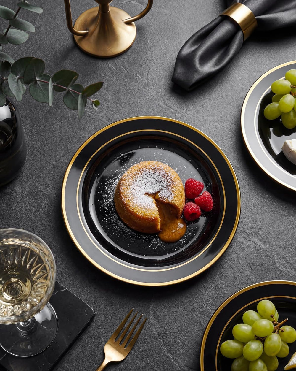 bUCLA 200PCS Black and Gold Plastic Plates - 6.25inch Black with Gold Rim Dis...