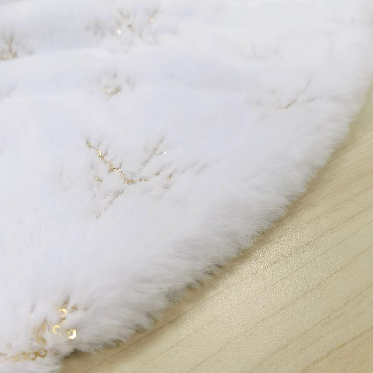 CHICHIC 60 Inch Large Christmas Tree Skirt White Tree Skirt Xmas Faux Fur Tree Skirts Christmas Decorations for Holiday Tree Ornaments Christmas Party Home Decorations with Sequin Gold Snowflakes